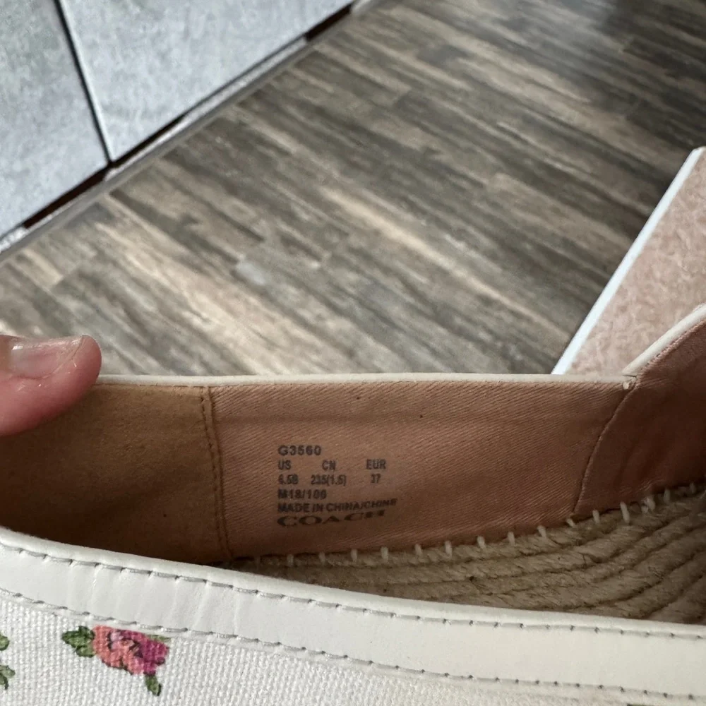 Coach women’s flowers print leather 6.5 - Picture 6 of 6